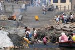 74. Crematies langs de Ganges.JPG